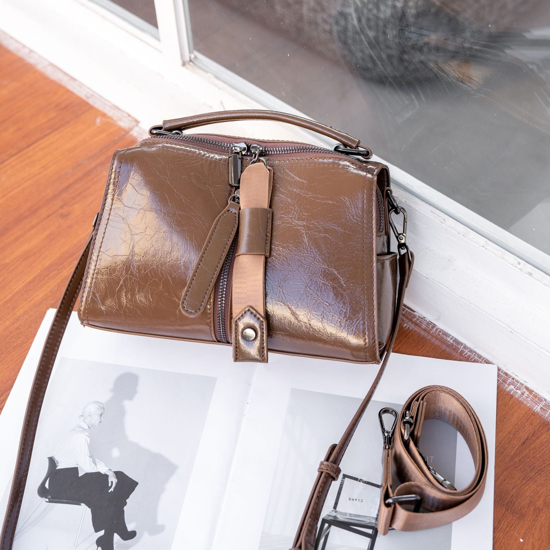 Sac bandoulière en cuir de vachette première couche, huilé et ciré